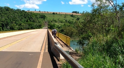 Bombeiros procuram ocupantes de caminhonete que caiu em rio após acidente na região