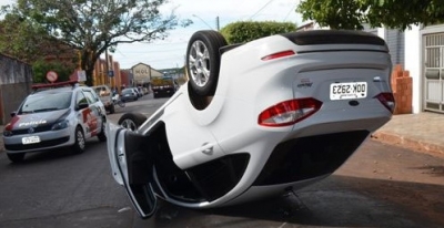 Motorista passa mal e capota carro na região