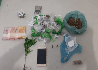 Jovens são detidos pela Força Tática com drogas e dinheiro na zona oeste