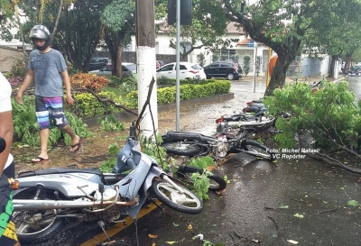 Temporal "rápido" derruba motos no centro