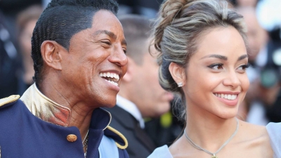 Irmão de Michael Jackson vai casar com modelo 40 anos mais nova