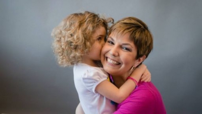 Mãe com câncer deixa cartas para filha ler no futuro