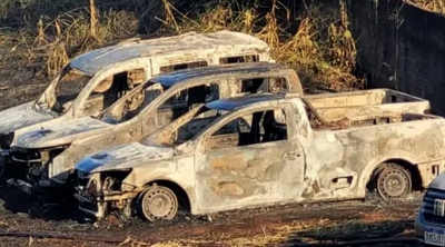 Fogo em mato atinge pátio de locadora em Marília e destrói mais de 20 veículos