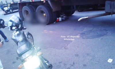 Motociclista morre ao ser atropelado por caminhão