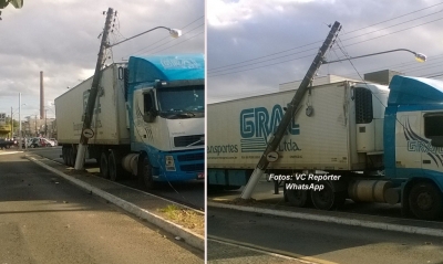 Carreta enrosca em fio, danifica poste e trânsito fica interrompido