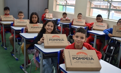 Pompeia: alunos da rede municipal recebem kits escolares no primeiro dia de aula