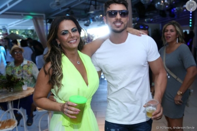 Viviane Araújo comemora 43 anos ao lado do novo namorado