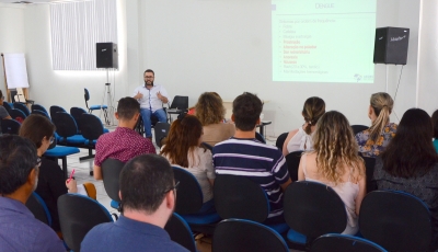 Médicos e enfermeiros são capacitados para identificar sintomas e tratar dengue