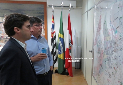 Ex-comissionados levam "calote" e ficam sem salário. Ex-prefeito Vinicius Camarinha se defende