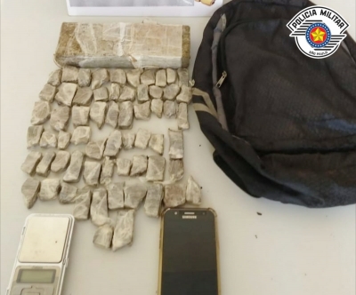 Homem é preso com quase 1kg de maconha na região