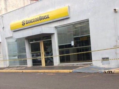 Ladrões invadem agência mas fogem após alarme disparar