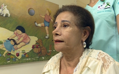 Mulher de 64 anos que deu à luz uma menina diz que sofre preconceito