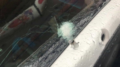 Bandidos atiram 14 vezes contra carro de PM de folga em assalto