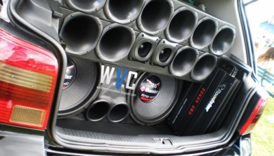 Nova lei estadual limita volume do som emitido em carros estacionados