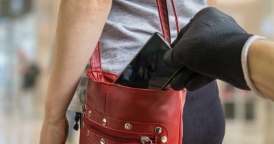 Aposentada perde bolsa com celular e dinheiro para assaltante na zona sul