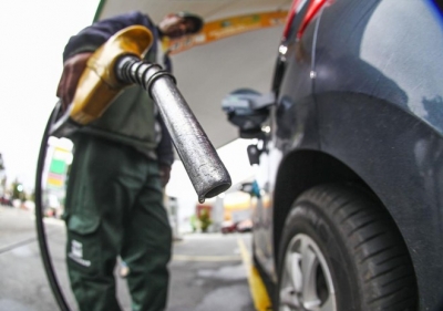 Gasolina sobe 4% nas refinarias e novo valor vale a partir desta quarta-feira