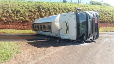 Caminhão tomba e vaza diesel em rodovia 