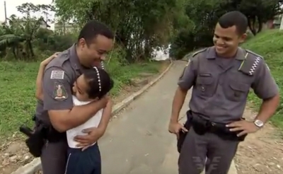 Criança chora, comove PMs e ganha bolo e presente