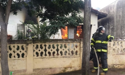 Homem incendeia e destrói casa do pai por dívida
