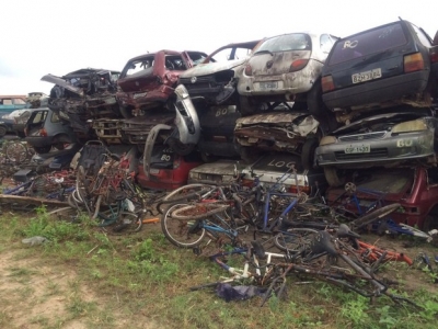 Mais de 200 carros ficam destruídos após incêndio