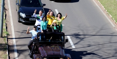 Dani Alonso e capitão Augusto fazem carreata em Marília 