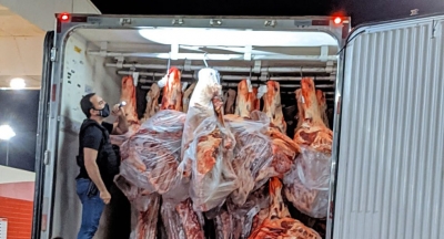 Motorista de caminhão frigorífico é pego com cocaína no teto da carroceria