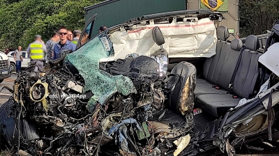 Acidente entre caminhão e caminhonete na SP-294 causa morte de duas pessoas