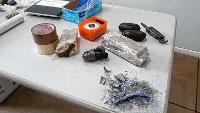 Jovem é presa por venda de celulares em presídios