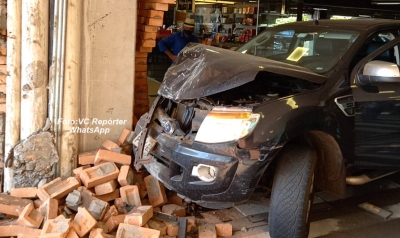 Caminhonete causa acidente em estacionamento de supermercado