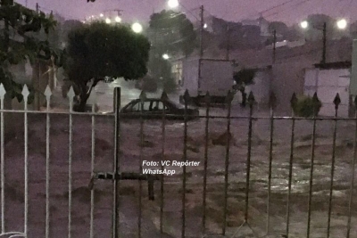 Tempestade causa estragos por toda cidade, com inundações, queda de árvores e casas atingidas