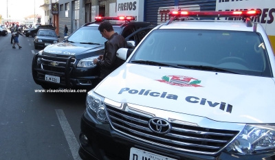 Polícia procura irmãos acusados de assassinato