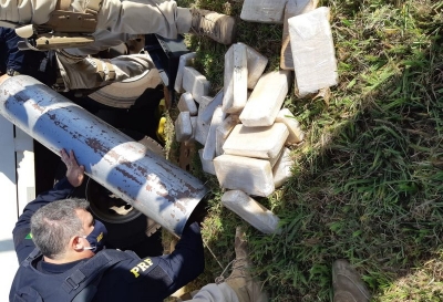 Homens são presos por transportar cocaína em cilindros de oxigênio