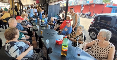 Comerciante mariliense proporciona um dia especial para mais de 100 idosos