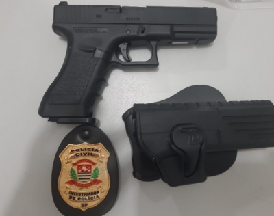 Vigia municipal tem arma falsa e distintivo de investigador apreendidos pela PM