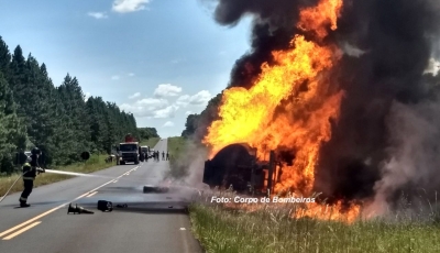 Carreta carregada com combustíveis tomba e pega fogo em vicinal