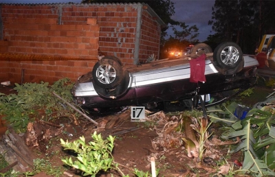 Carro capota e invade quintal de residência na região