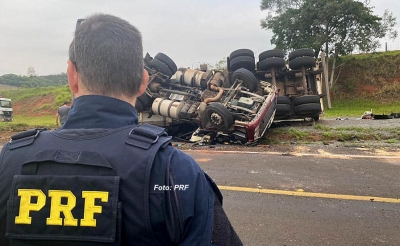 Carreta tomba na BR-153 próximo a Marília e motorista morre