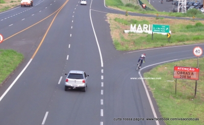 Motociclista tomba na rodovia e sofre graves ferimentos