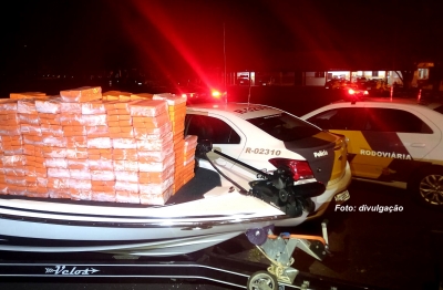 Polícia apreende lancha recheada com maconha, na região