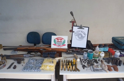 Polícia apreende armas e munição até para fuzil, na região