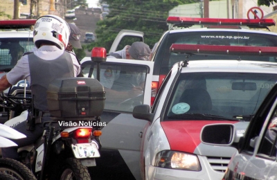 Homem em cima de telhado mobiliza Polícia Militar