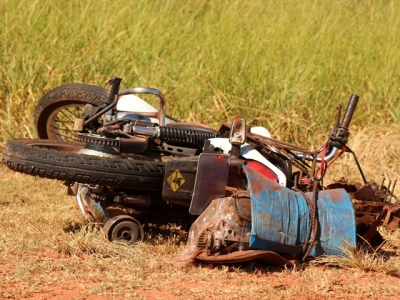 Motociclista fica gravemente ferido em batida contra caminhão