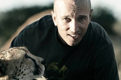 Cineasta é atacado por girafa durante filmagem e morre