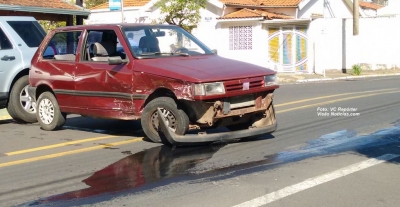 Acidente fere uma pessoa e derrama óleo em avenida