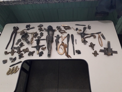 Homem é preso pela PM furtando peças de bronze em cemitério