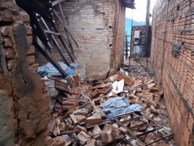 Chuva forte invade casas e causa prejuízos em Lins