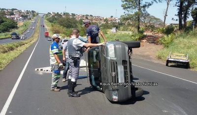 Motorista tomba carro na Rodovia do Contorno