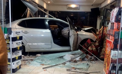 Mulher perde controle e invade loja de conveniência de posto, na região