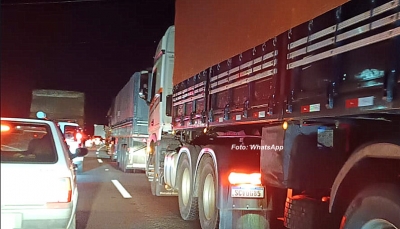 Acidente com carreta: destombamento provoca congestionamento no Contorno em Marília