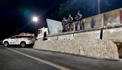 Carreta do Paraguai, lotada de maconha, é apreendida pela Polícia Rodoviária